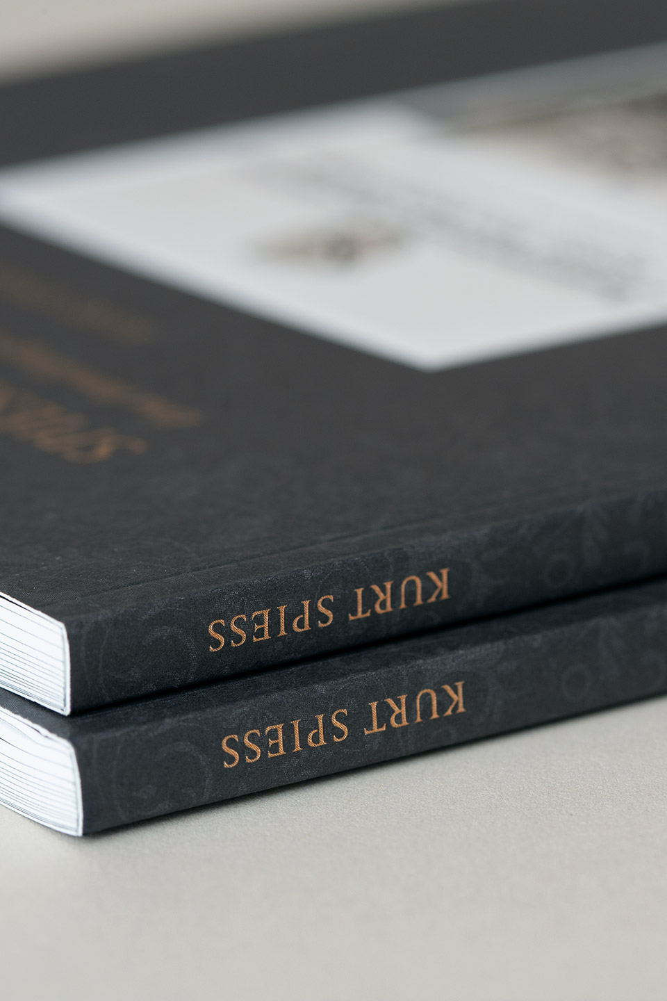Editiorial Design – Spiess Ormalingen – Detail Buchrücken Detail-Ansicht zwei aufeinander liegende Bücher, Blick auf Buchrücken. Buch „Spiess – Ormalingen“